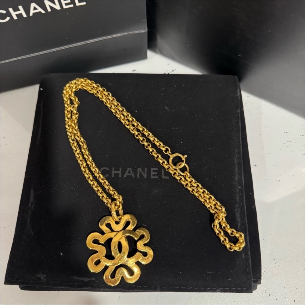 CHANEL CC Clover Chain Pendant Necklace